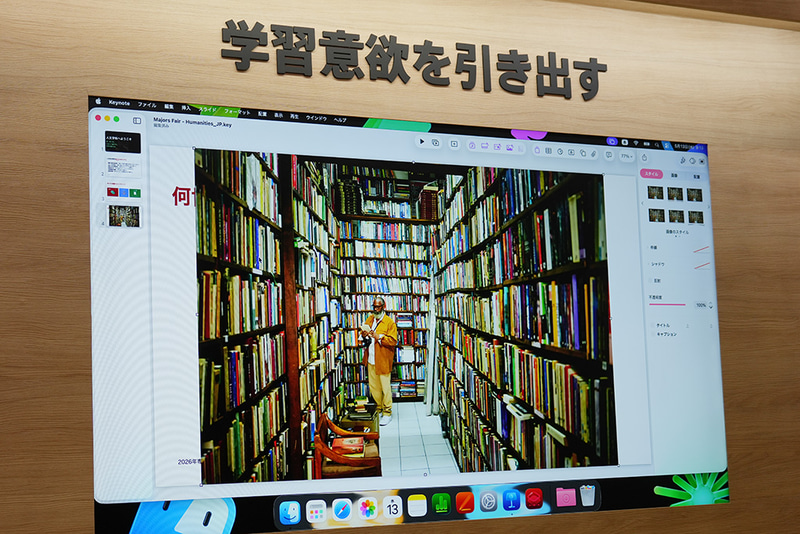 画像を選び、AIに「床を木目調に変更して」と指示をすると瞬時に変わった