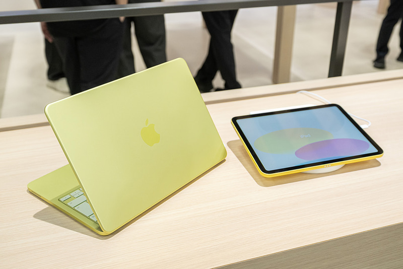 EDIXのAppleブースに展示されたMacBook NeoとiPad（撮影：編集部）