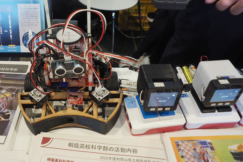 和歌山県立桐蔭中学校・高等学校科学部：左がロボカップジュニアの出場ロボット「ハンサムボーイ」。右がM5Stackをベースにした小型ロボット「スタックチャンズ」