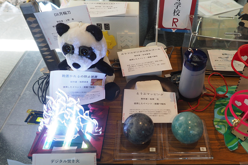 「DX月輪刀」など生徒の作品が並ぶ