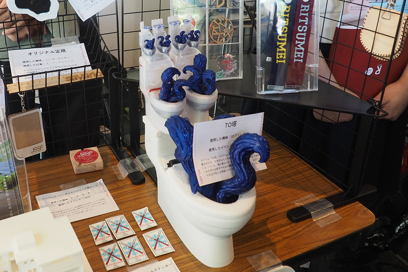 トイレをモチーフとした3Dプリンター作品オブジェ「TO塔」