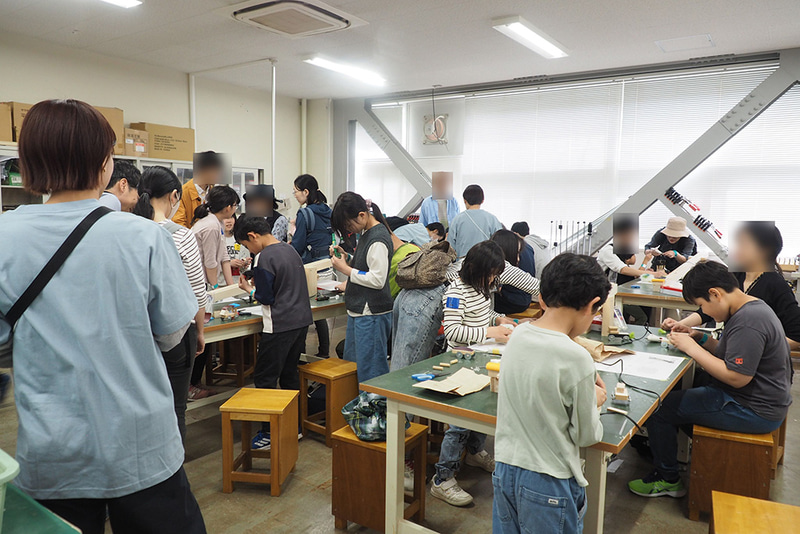 作業スペースの様子。参加者が思い思いに自分だけのミニチュアカーを製作している