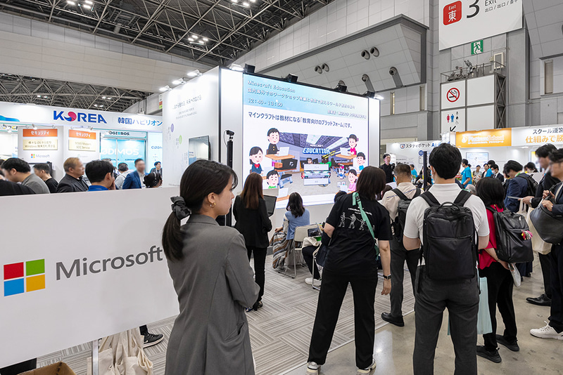 シアターセッションでは、働き方改革、AI活用、マインクラフト、探究学習など様々なテーマの講演が行われた