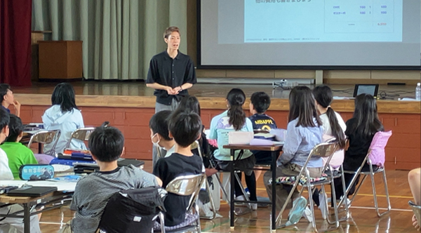 昭島市立光華小学校で実施された「起業家教育プログラム」の様子