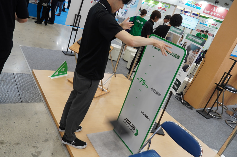 児童生徒用PCの堅牢性を示すため、その場でPCを落下。ここでは120cmから本当に落としている。来場者が120cmの高さから無事を確認できる
