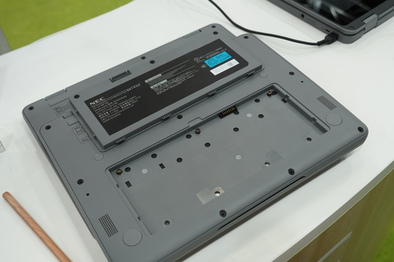 バッテリー取り外し時でも内部の基板などにアクセスできない