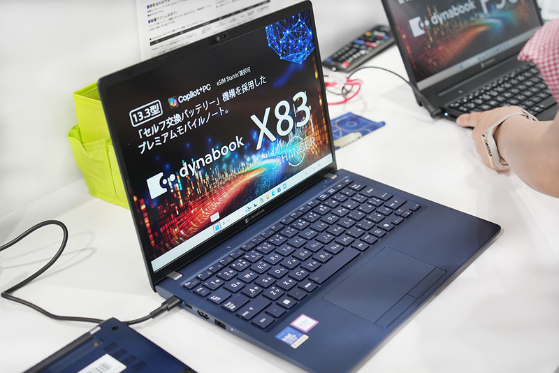 dynabook X83はセルフ交換バッテリーで軽さも1kg未満