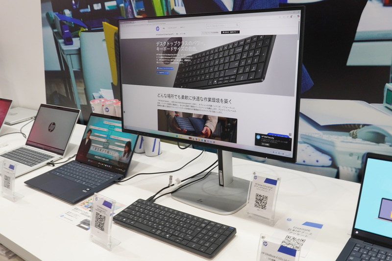 一体型PC「HP EliteBoard G1a Next Gen」。ディスプレイの下にあるものは小型キーボードのように見えるが、一体型PCだ