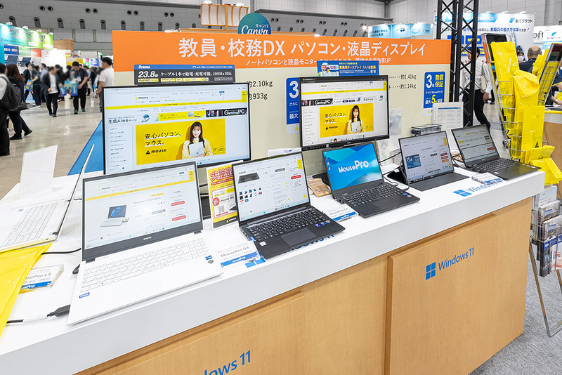 教員用のWindows端末。外部ディスプレイも展示