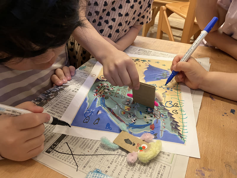 「すきまちゃん」を共同制作し、子供同士で世界観を共有しながら遊びを発展