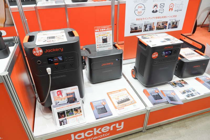 避難所の装備として使うこともできる大容量のポータブル電源。人気の「Jackery ポータブル電源 3600 Plus」は右側