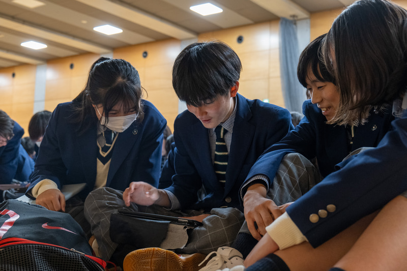 プログラムを体験する生徒たちの様子