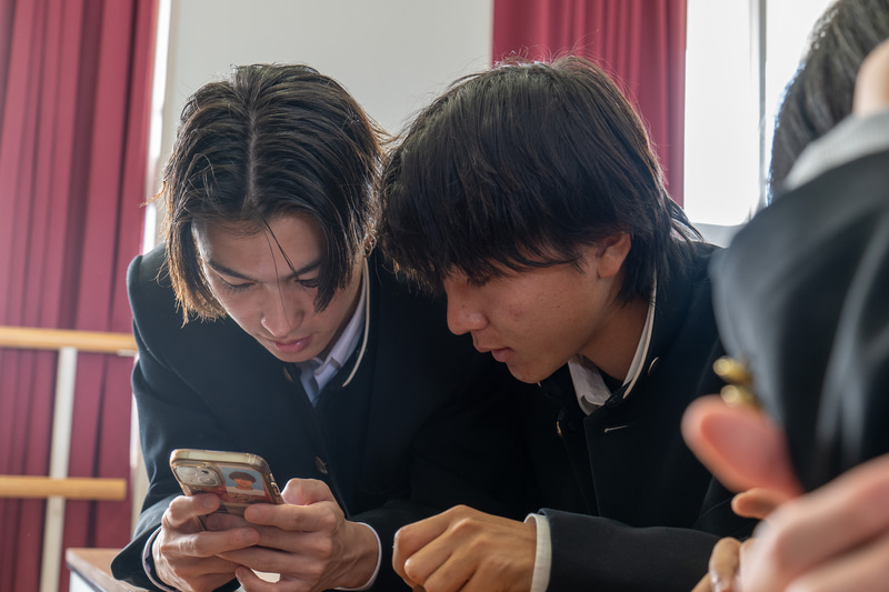 プログラムを体験する生徒たちの様子