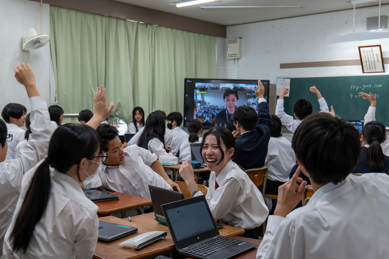 プログラムを体験する生徒たちの様子