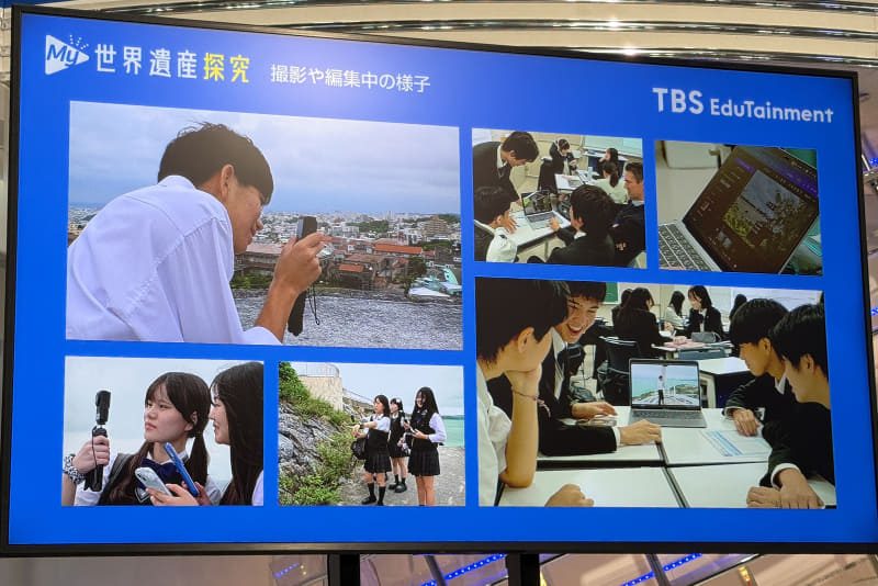 修学旅行先で動画を撮影する生徒たち