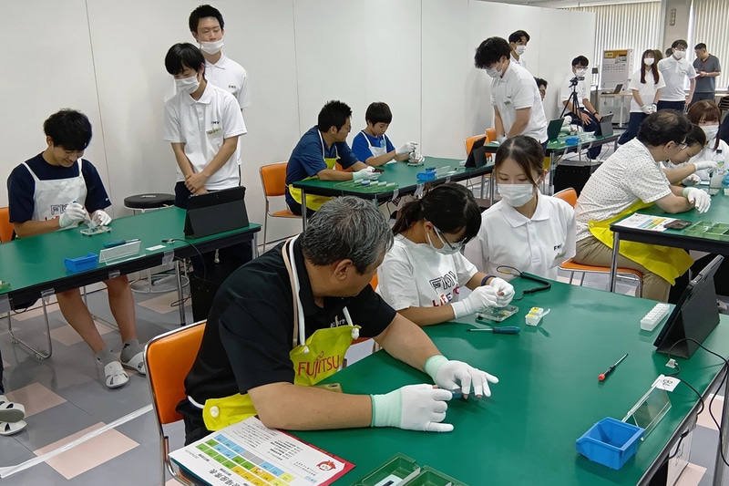 2025年に開催した第18回「FMVパソコン組み立て教室」の様子