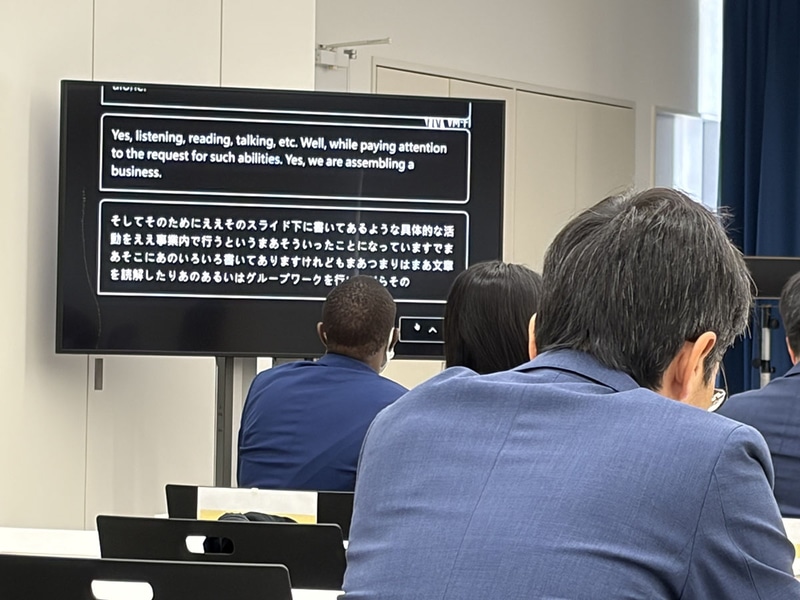 「新任教員向けFD研修会」では、日本語の講義内容にリアルタイムで英語の字幕を表示