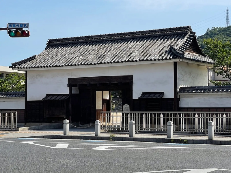 明治初期の小田県庁の佇まいを残す正門