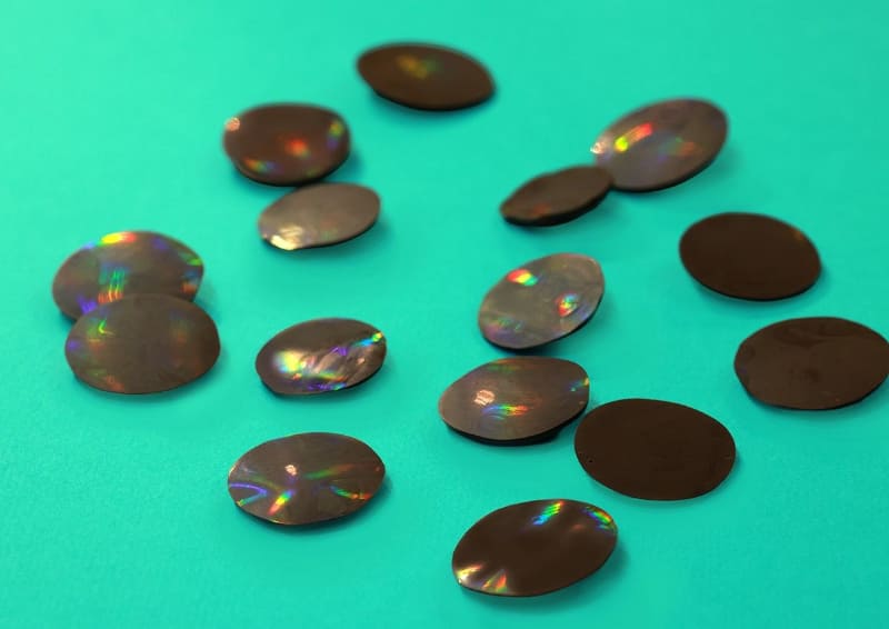 光の反射によって虹色に輝く「レインボーチョコレート」