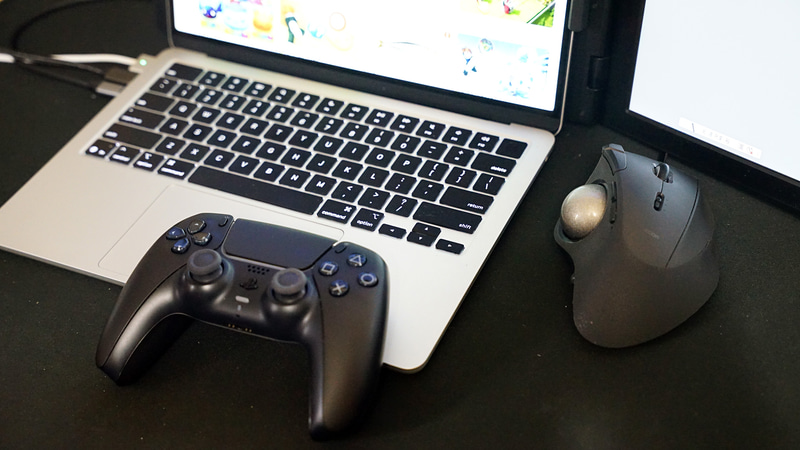 PS5だけでなく、ノートパソコンでPS5のコントローラーを使ってもプレイが可能（画像：筆者提供）