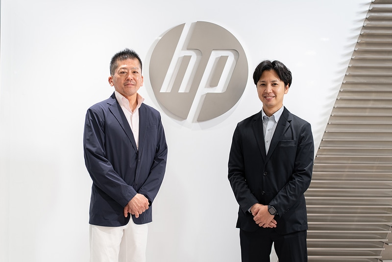 株式会社 日本HP Polyエバンジェリスト 是枝日登志氏（左）と、ソリューション技術本部ハイブリッドワークソリューション技術部 セールスエンジニア／テクニカルコンサルタントの近田光翼氏（右）