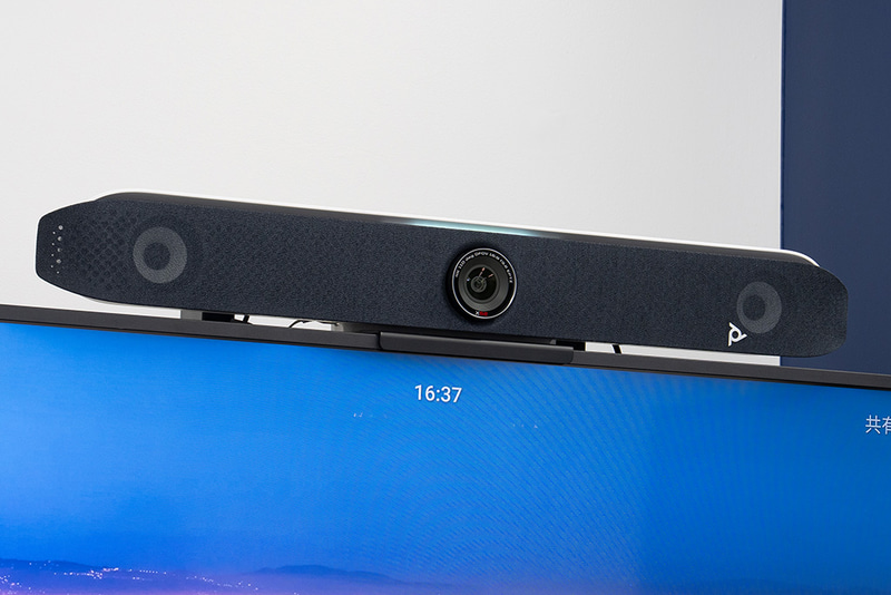 大型ディスプレイの上に設置できるカメラ。機種は「Poly Studio X52」