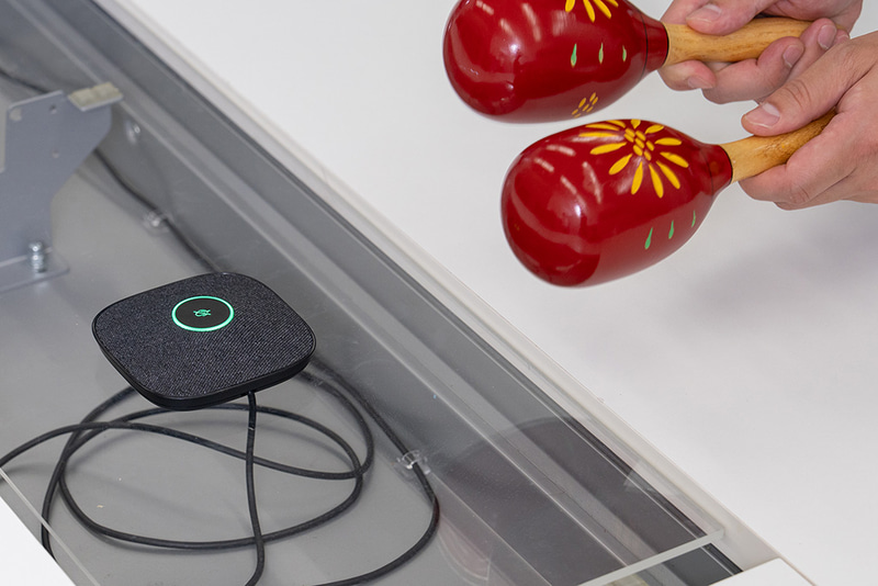 「Poly A2拡張マイク」。デモではマラカスの音を鳴らしてみる。隣の部屋には声だけが届いた