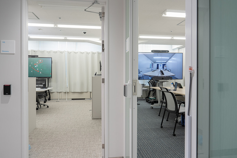 日本HP Poly製品のデモセンター。今回は2つの会議室を利用して、先生側と生徒側の2つの部屋に分かれ遠隔授業を体験した