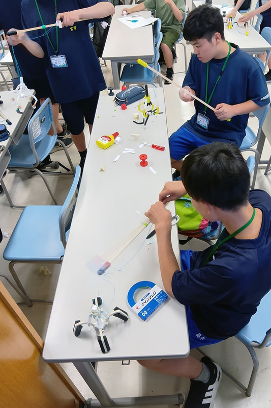 ロボットハンドを組み立てている様子