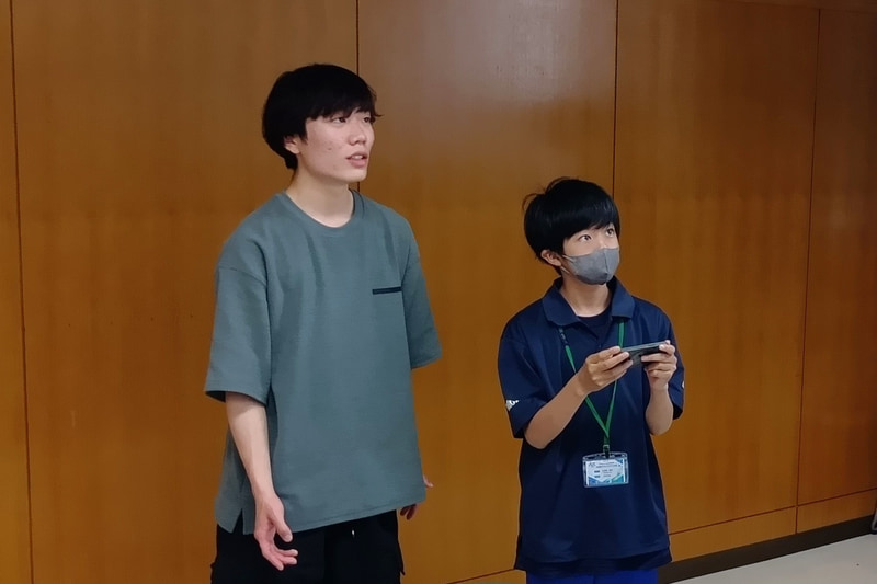 ドローンを操縦している様子