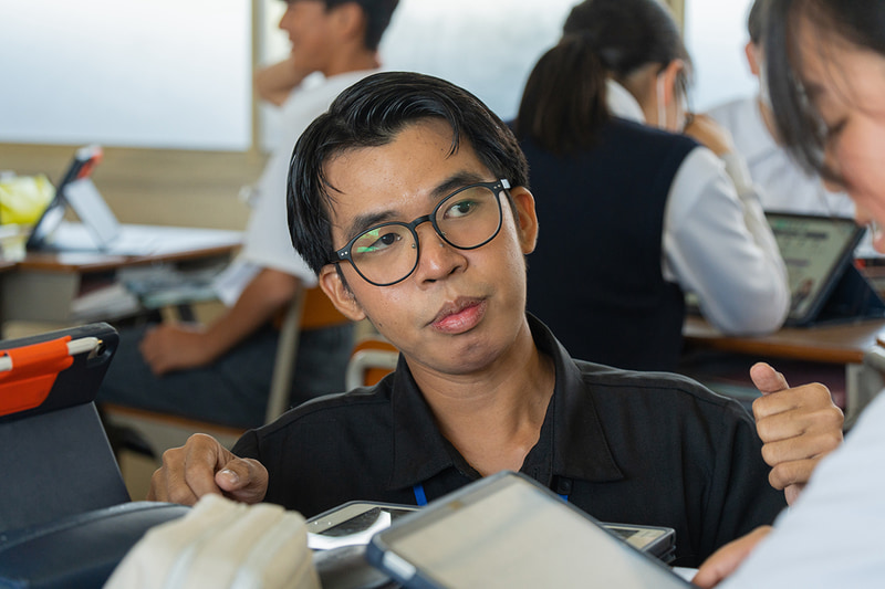 生徒の隣で学習をサポートするALTの教員