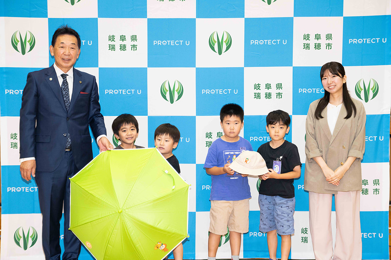 岐阜県瑞穂市と株式会社i.Dが、新小学1年生約500名に遮熱日傘・帽子を贈呈（出典：株式会社i.D、以下同じく）