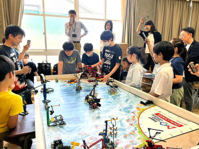 FLLに取り組む子供たちの様子