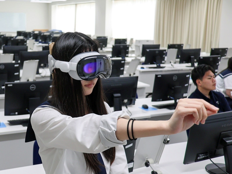 山形市立商業高等学校が、VRゴーグルなどを活用した実践事例などを紹介