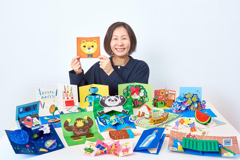 ポップアップカードの魅力は「開いた瞬間に紙が立ち上がる、ワクワクと驚き」と語る著者の岡村志満子氏
