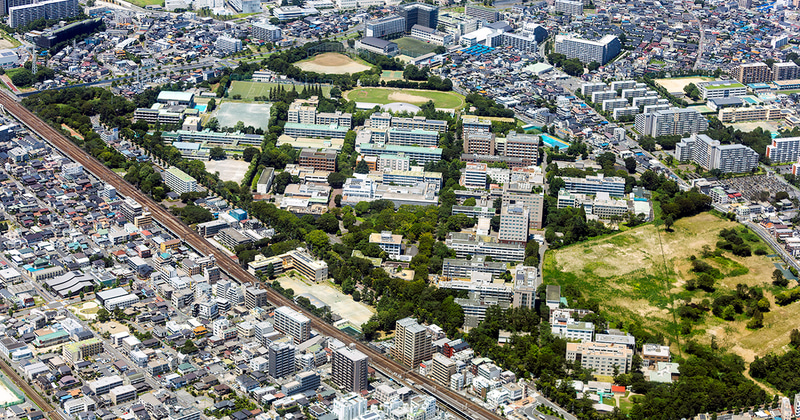 千葉大学インターカルチュラル・スタディセンターが、2025年度に千葉県から受託して実施した「県立高等学校での外国人生徒等受入れ体制構築に向けた実態調査」の結果を報告（出典：写真AC）