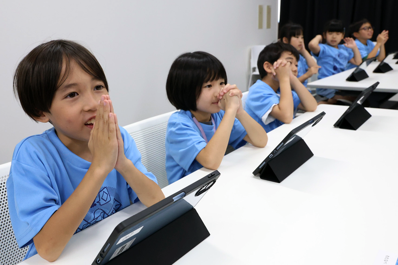 参加者同士で力を合わせる協力型「ボスバトル」に参加する子供たちの様子