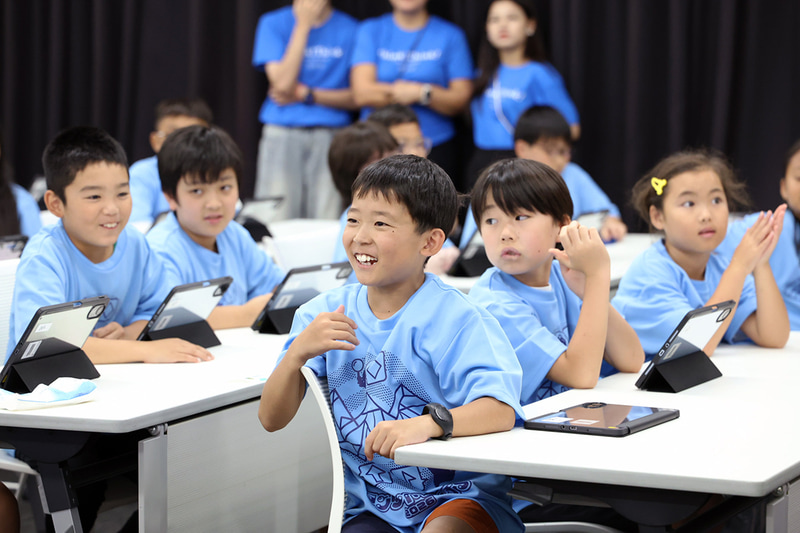 参加者同士で力を合わせる協力型「ボスバトル」に参加する子供たちの様子