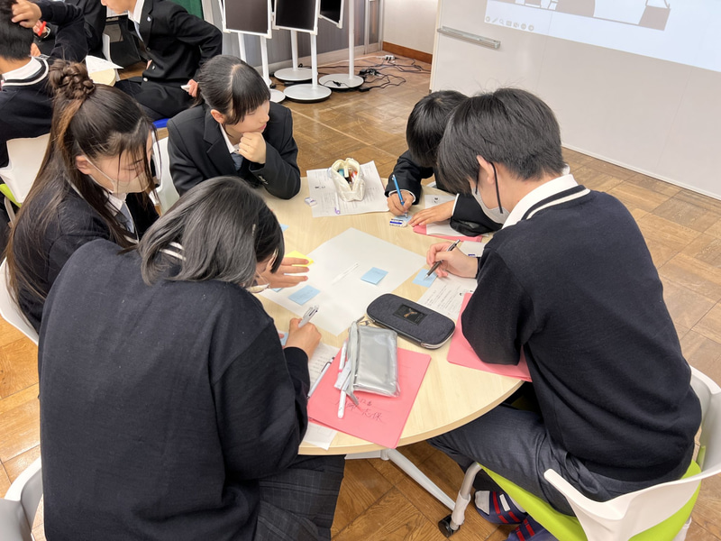 「みらい共創」第1回目の授業でグループワークに取り組む生徒たち