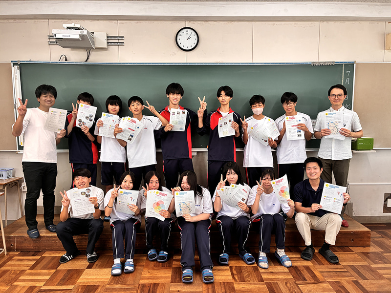 冊子をともにつくりあげた生徒たち