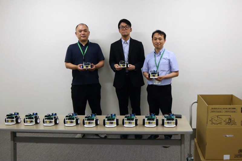 合同会社S-coRT（エスコート）技研が、移動ロボット教材「EduCar-spicon（エデュカー・スピコン）」30台を奈良県立王寺工業高校へ納品（出典：学校法人大阪電気通信大学、以下同じく）