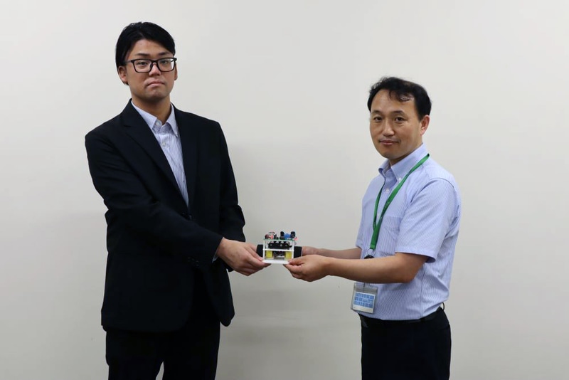（左）奈良県立王寺工業高等学校 情報電子工学科 覺前友哉氏、（右）合同会社S-coRT技研 代表執行役員 大阪電気通信大学工学部電子機械工学科 教授の鄭 聖熹氏