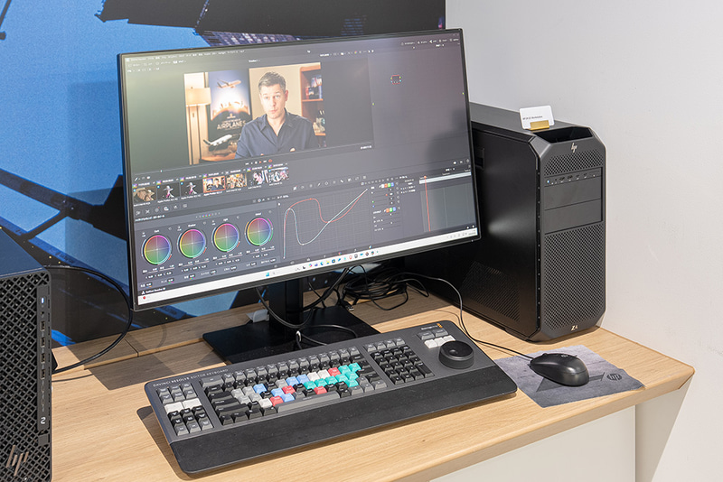 HPのワークステーション「HP Z6 G5」（手前は「DaVinci Resolve」の専用エディターキーボード）