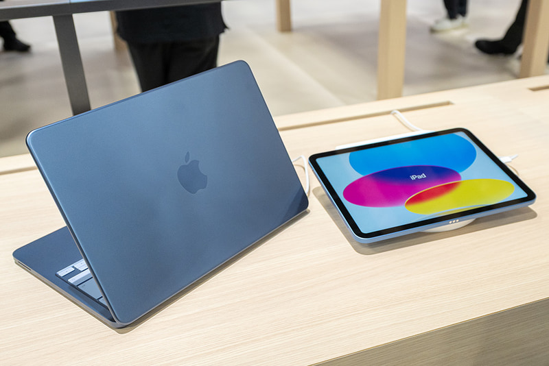 EDIX東京2026、Appleのブースで展示されたMacBook Neo。持ち運びやすく頑丈なアルミニウム製の筐体に加え、最大16時間のバッテリー駆動時間を備えており、教育現場で活用する端末としても関心が高まっています（撮影：編集部）