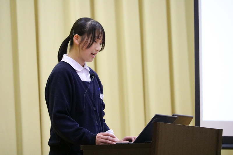 中学の選考会で発表する村上さん