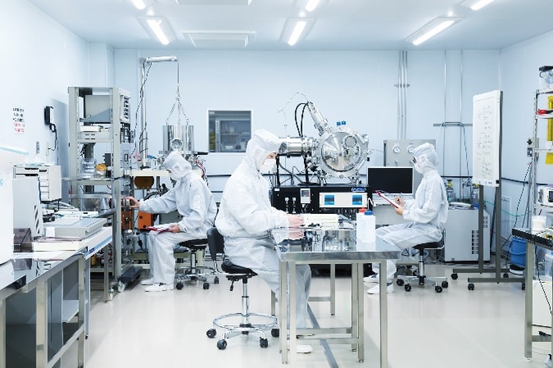 福工大の学内に導入された、半導体製造現場で使用されるクリーンルーム