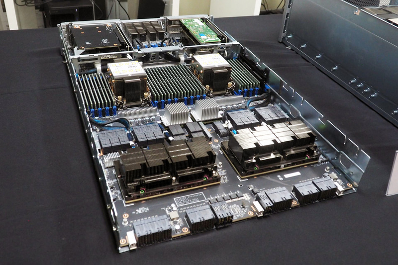 DGX H100のCPU部分。CPUとしてIntel Xeonを2基搭載