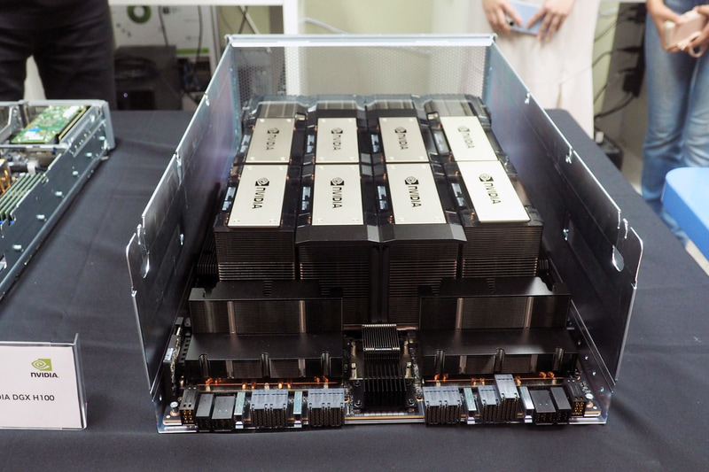 DGX H100のGPU部分。GPUとして80GBのGPUメモリを備えたH100を8基搭載している