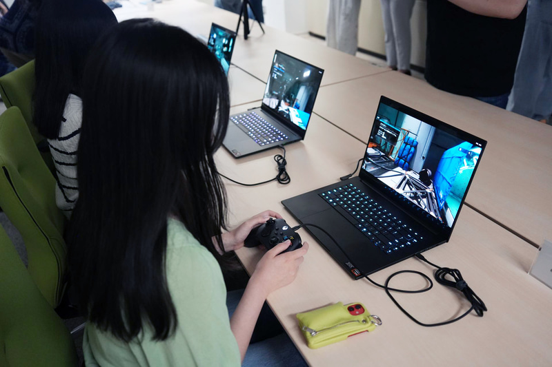 NVIDIAのGeForce RTX 5090 Laptop搭載の高性能ゲーミングノートPCで最新ゲーム「プラグマタ」をプレイ