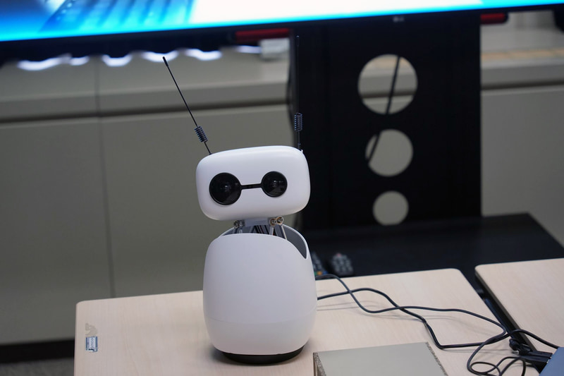 小型ロボット「Reachy」。接続されたDGX Sparkが頭脳の役割を果たしていた